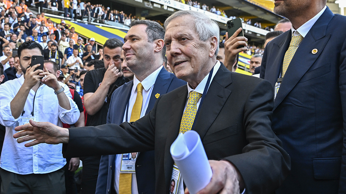 Fenerbahçe'ye sürpriz stoper hamlesiFenerbahçe'ye sürpriz stoper hamlesi