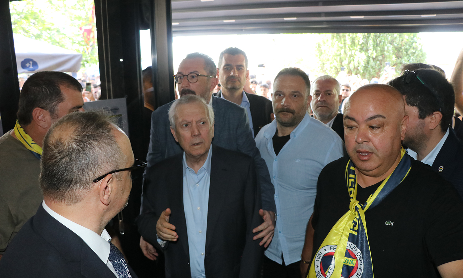 Aziz Yıldırım, taraftarlarla bir araya geldi