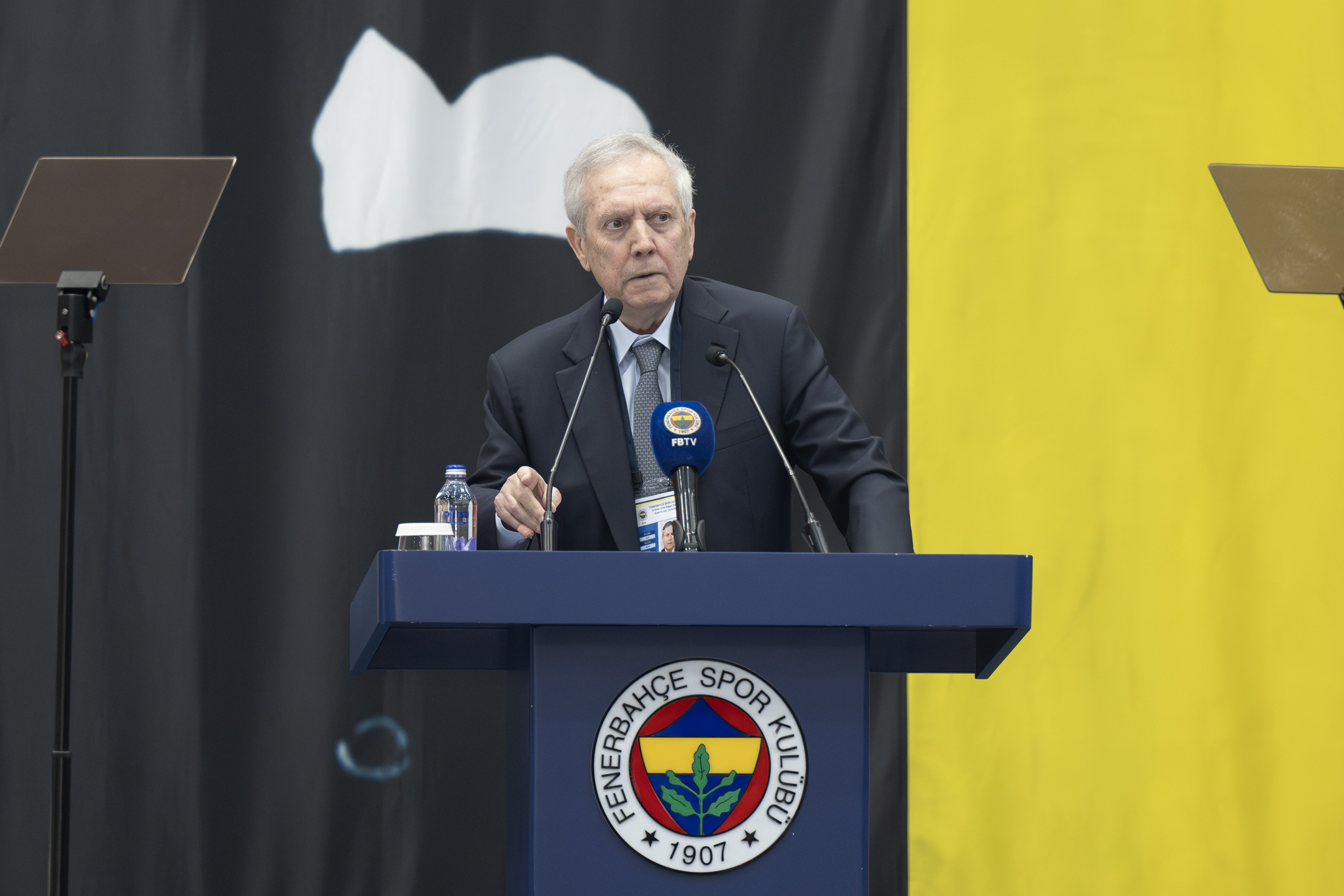 Aziz Başkan Kürsüde Ter Döküyor, Emenike Telefon Başında 'Sensiz Olmaz Başkan' Diye İsyan Ediyor!