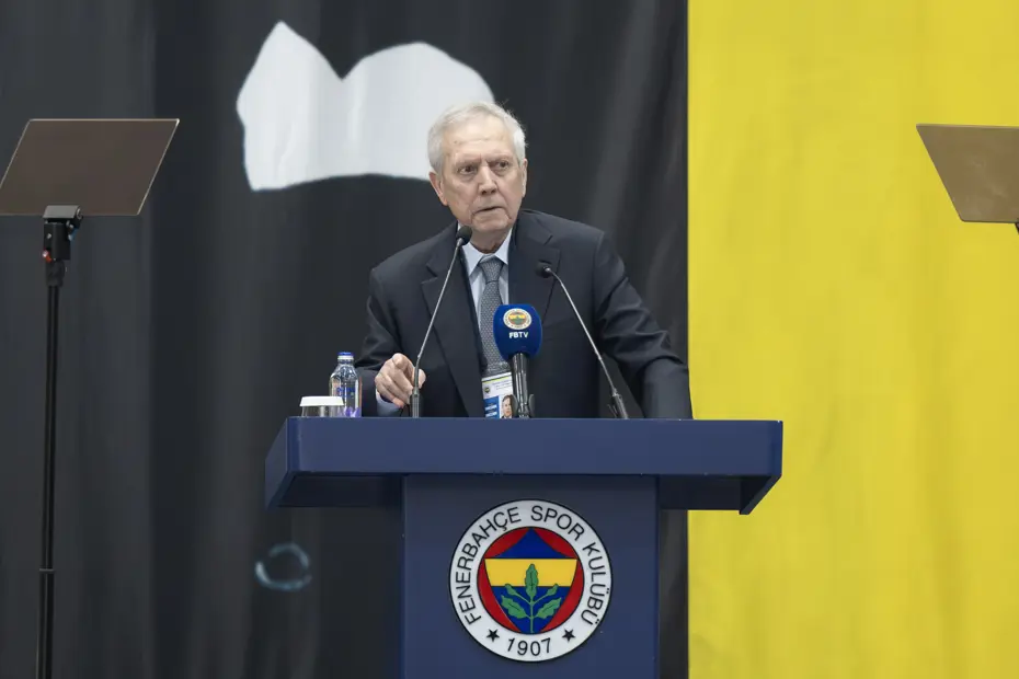A Surprising Flash Share During Aziz Yıldırım's Speech at Fenerbahçe Board Meeting! A Topic of Social Media Buzz