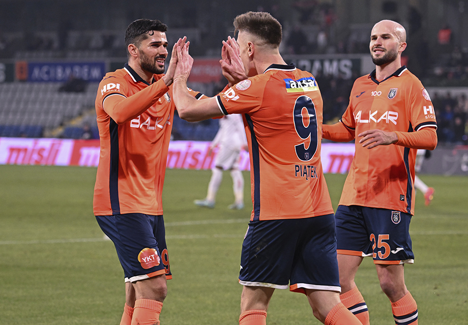 Başakşehir, Sivasspor engelini hücumcularıyla geçti