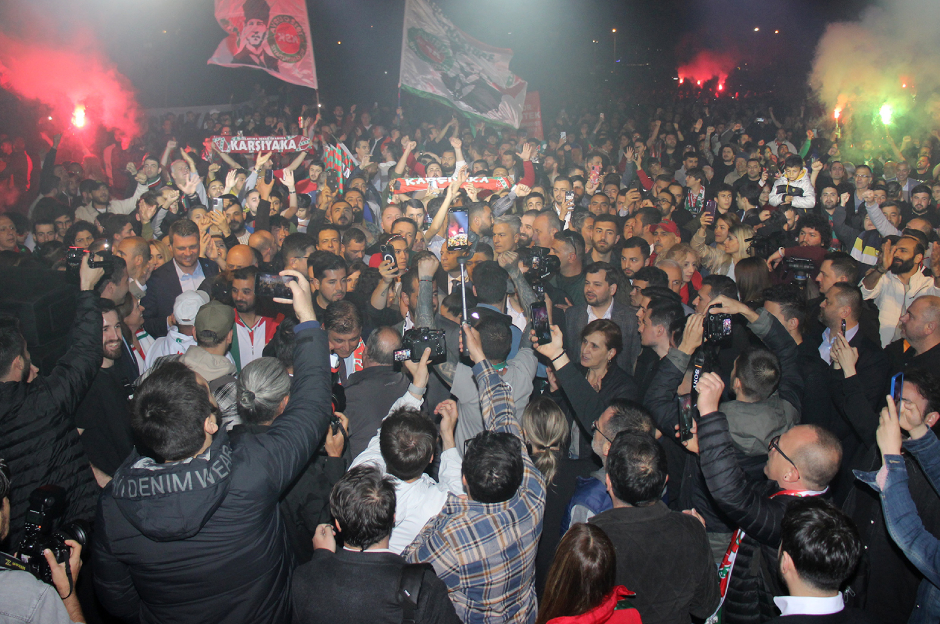 Karşıyaka Spor Kulübü, 10 yıl önce yıkılan stadını geri almak için miting yaptı