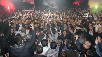 Karşıyaka Spor Kulübü, 10 yıl önce yıkılan stadını geri almak için miting yaptı