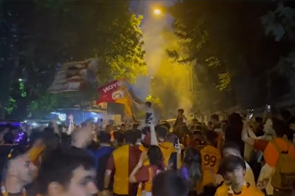 Galatasaraylı taraftarlar Florya'da şampiyonluğu bekliyor
