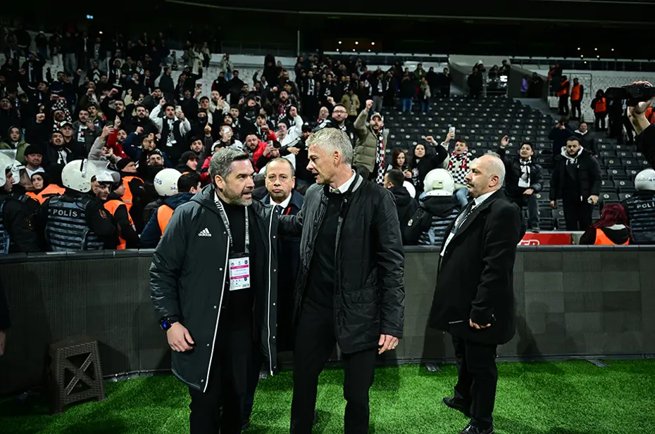 Beşiktaş'ta maç sonrası olay: Necip Uysal takımı sahaya çıkardı, olanlar oldu - 6