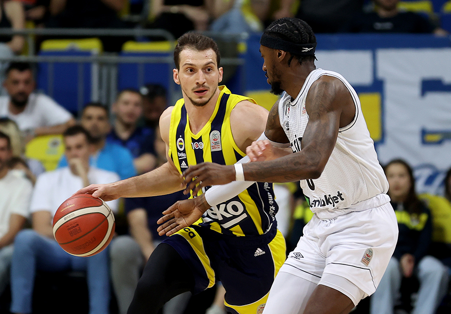 Fenerbahçe Beko derbiyi kazanarak seride öne geçti