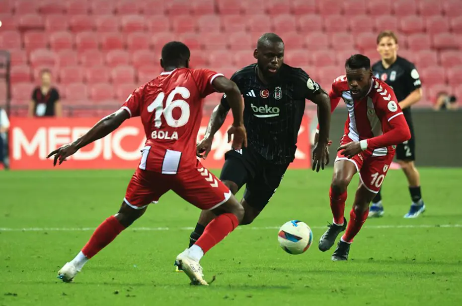 Beşiktaş'ta Jean Onana'nın kaderi belli oldu: Van Bronckhorst futbolcusuna bizzat açıkladı - 2 Beşiktaş'ta Jean Onana'nın kaderi belli oldu: Van Bronckhorst futbolcusuna bizzat açıkladı - 2
