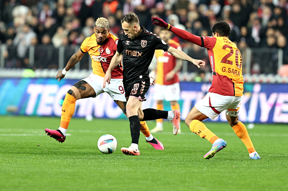 Samsunspor-Galatasaray maçında ilk yarıya damga vuran pozisyon: İşte Riva'dan gelen görüntü