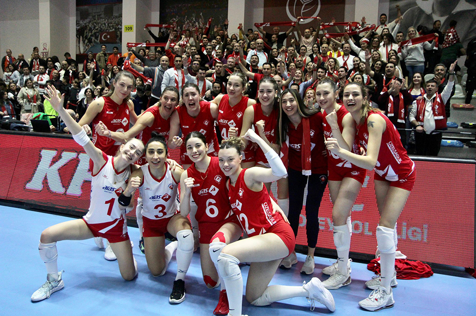 İzmir'in voleyboldaki 13 yıllık hasreti bitti