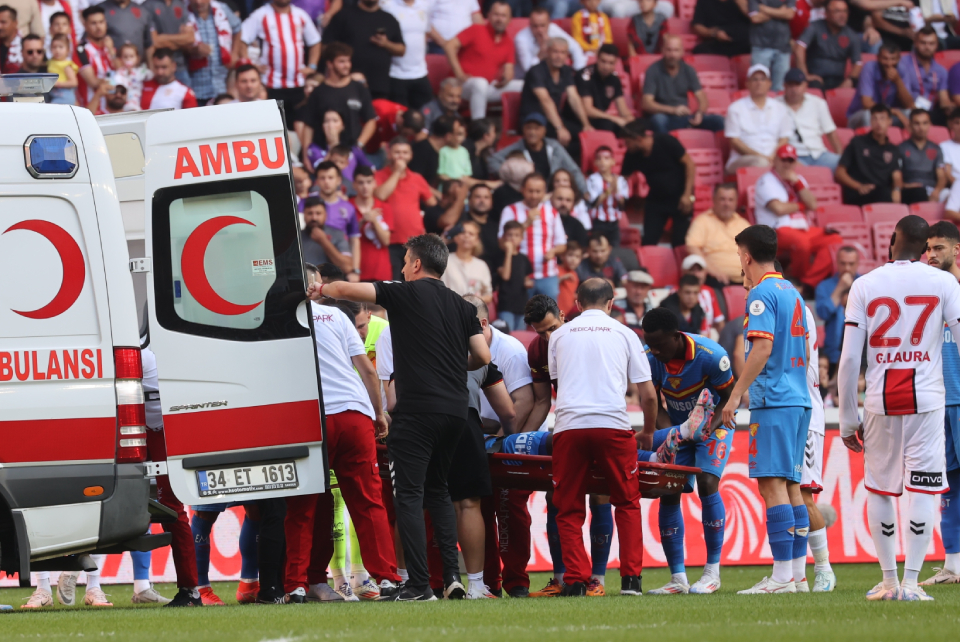 Süper Lig'de korku dolu anlar: Ambulansla hastaneye kaldırıldı