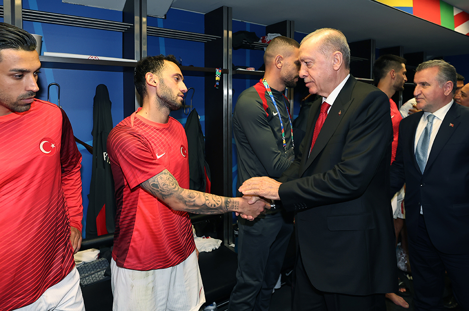 Cumhurbaşkanı Erdoğan, millileri soyunma odasında ziyaret etti