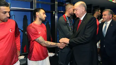 Cumhurbaşkanı Erdoğan, millileri soyunma odasında ziyaret etti