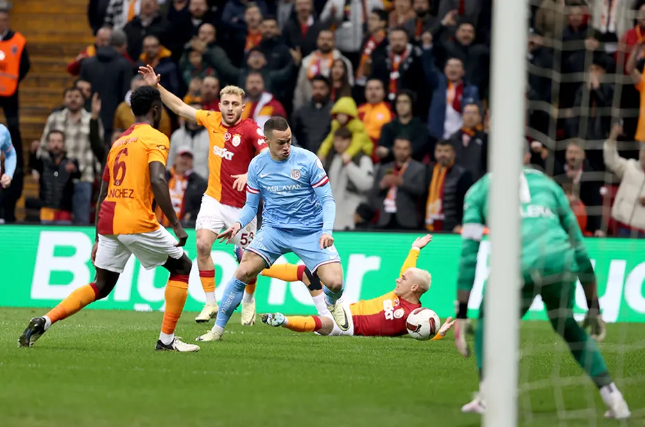 Trio ekibi, Galatasaray-Antalyaspor maçındaki tartışmalı pozisyonları yorumladı: Penaltı, kırmızı kart, iptal edilen gol... - 5