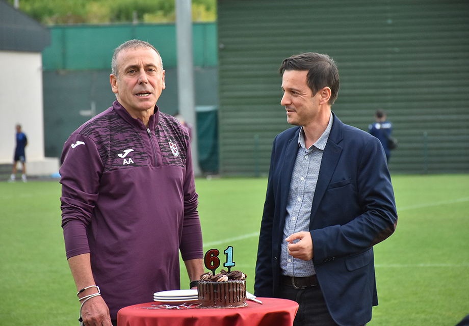 Trabzonspor idmanında Abdullah Avcı'ya yaş kutlaması