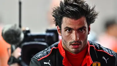 Singapur'da pole pozisyonu Carlos Sainz'ın