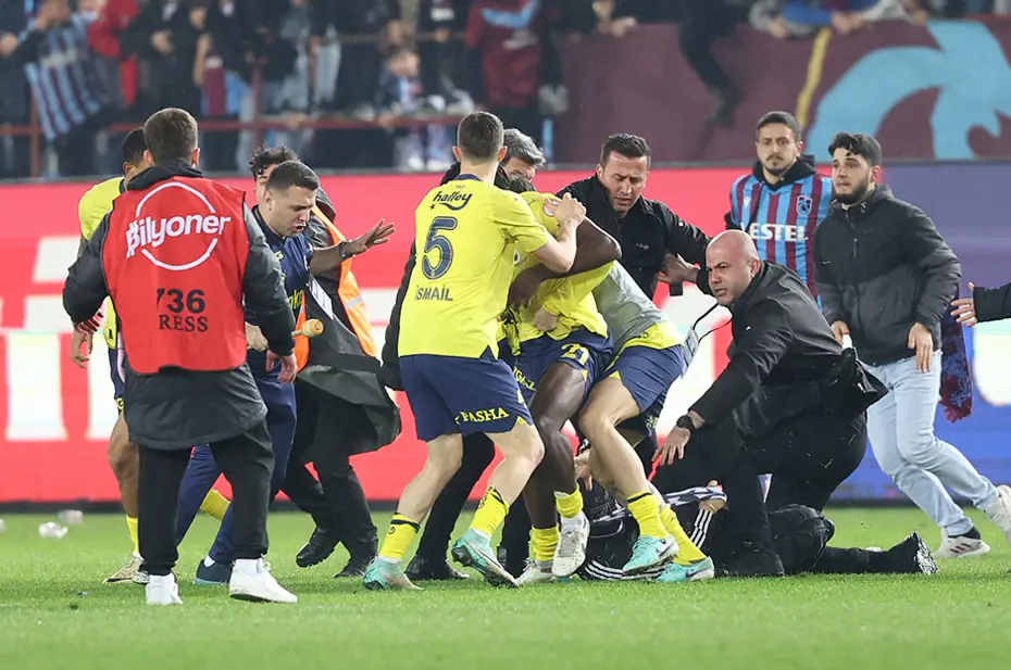 Olaylı maçta sahaya giren maskeli taraftarla ilgili detaylar ortaya çıktı - 1 Olaylı maçta sahaya giren maskeli taraftarla ilgili detaylar ortaya çıktı - 1
