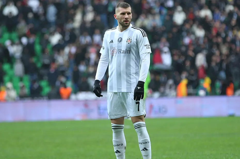 Beşiktaş'ta bileti kesilen 4 futbolcunun yeni takımları şekilleniyor - 10 Beşiktaş'ta bileti kesilen 4 futbolcunun yeni takımları şekilleniyor - 10