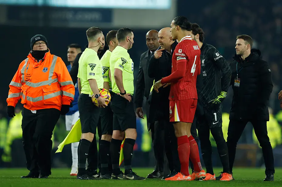 Derbide görülmemiş kırmızı kart: Avrupa bu anı konuşuyor - 6 Derbide görülmemiş kırmızı kart: Avrupa bu anı konuşuyor - 6