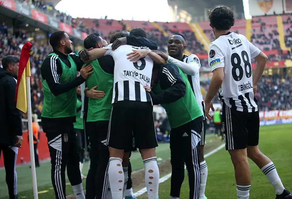 "Gurur ve Utanç" Spor yazarları Beşiktaş için ne dedi? - 4