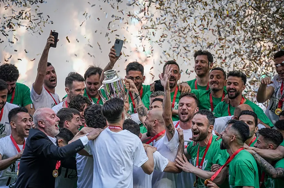 Bursaspor şampiyonluk kupasını 45 bin kişinin önünde aldı - 2
