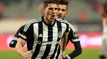 Beşiktaş'ın eski golcüsü Mario Gomez'den Mesut Özil için "Küçük Ronaldo" yorumu