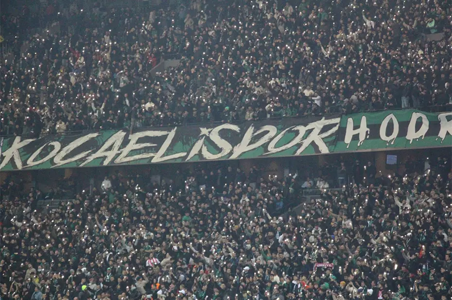 Tribünden düşen taraftar ağır yaralandı: Yoğun bakıma alındı - 3 Tribünden düşen taraftar ağır yaralandı: Yoğun bakıma alındı - 3