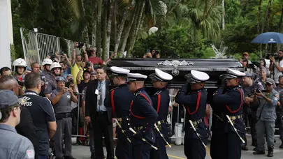 Pele son yolculuğuna uğurlandı