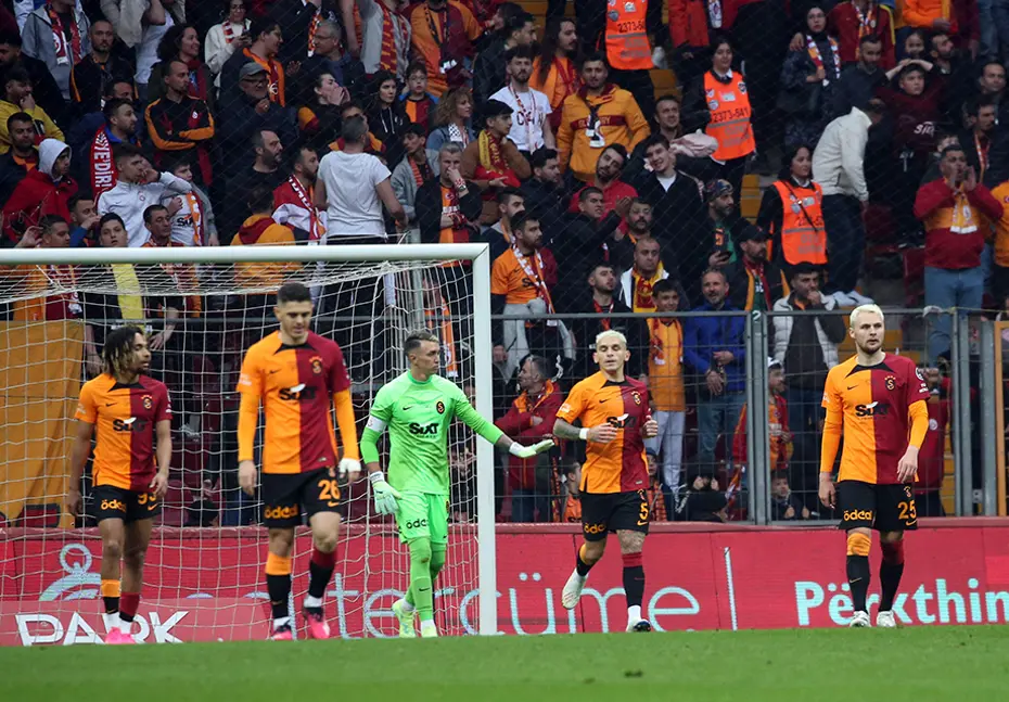 Galatasaray'da sezon sonu 5 ayrılık; birisi kulübeye - 6 Galatasaray'da sezon sonu 5 ayrılık; birisi kulübeye - 6