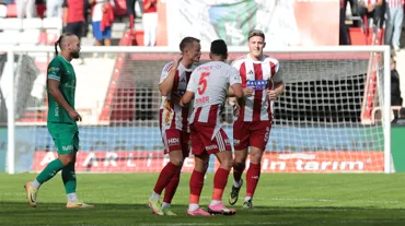 Süper Lig'de gol düellosu: Antalyaspor'dan evinde 3 puan