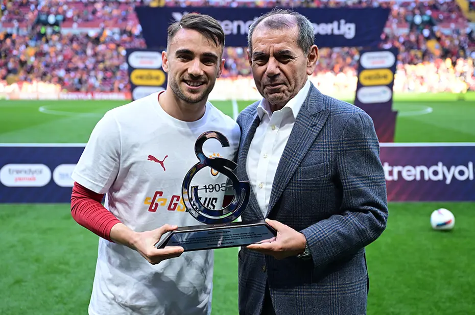 Galatasaray'da sözleşme krizi: Menajeri imza attırmıyor - 3 Galatasaray'da sözleşme krizi: Menajeri imza attırmıyor - 3
