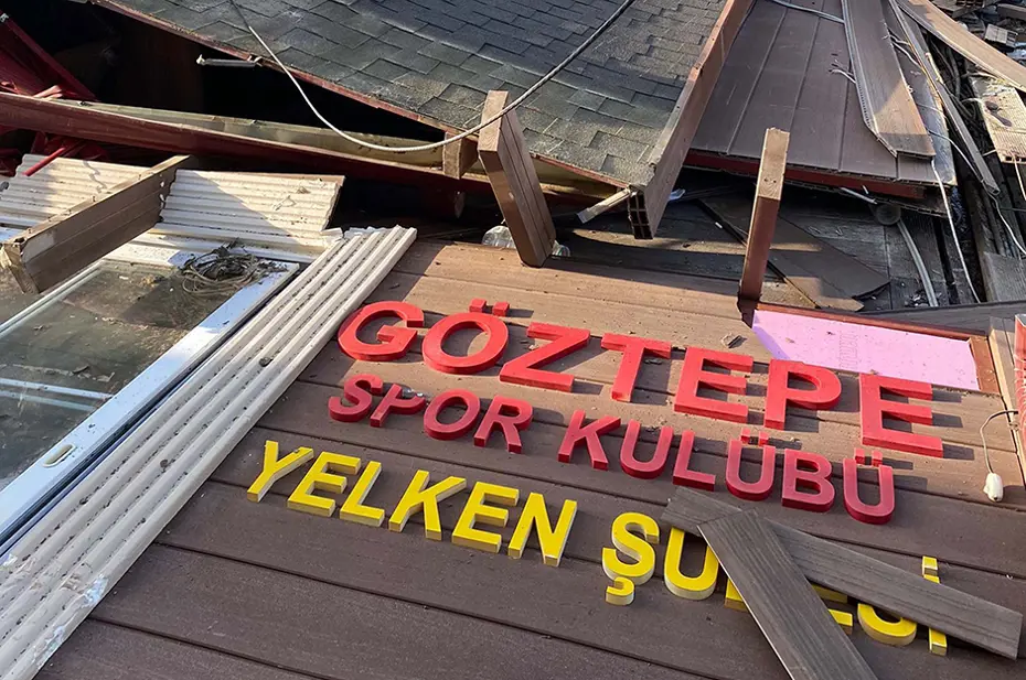 Tesisler yıkıldı, kupalar sokağa atıldı - 4