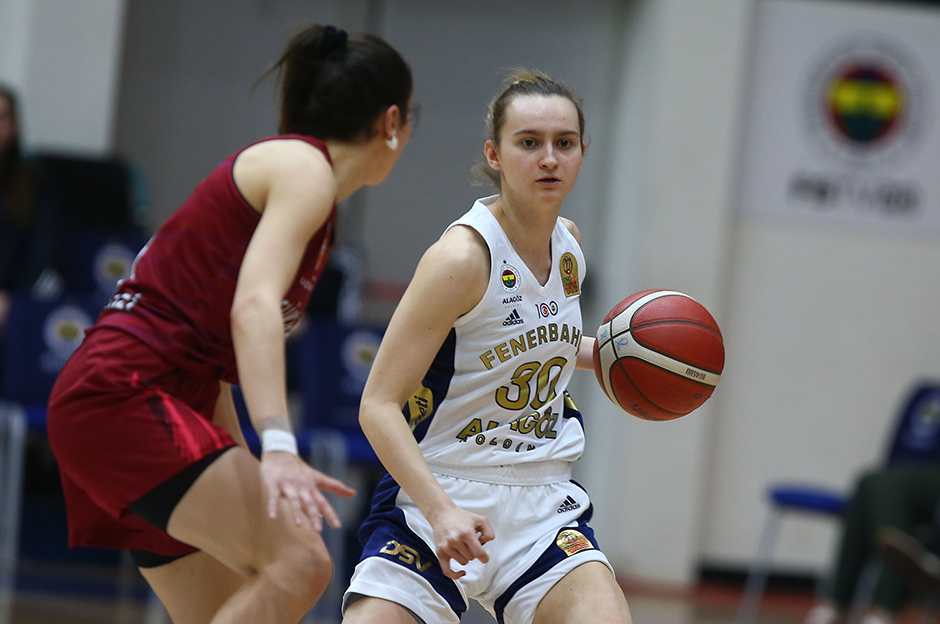 Fenerbahçe namağlup liderliğini sürdürdü