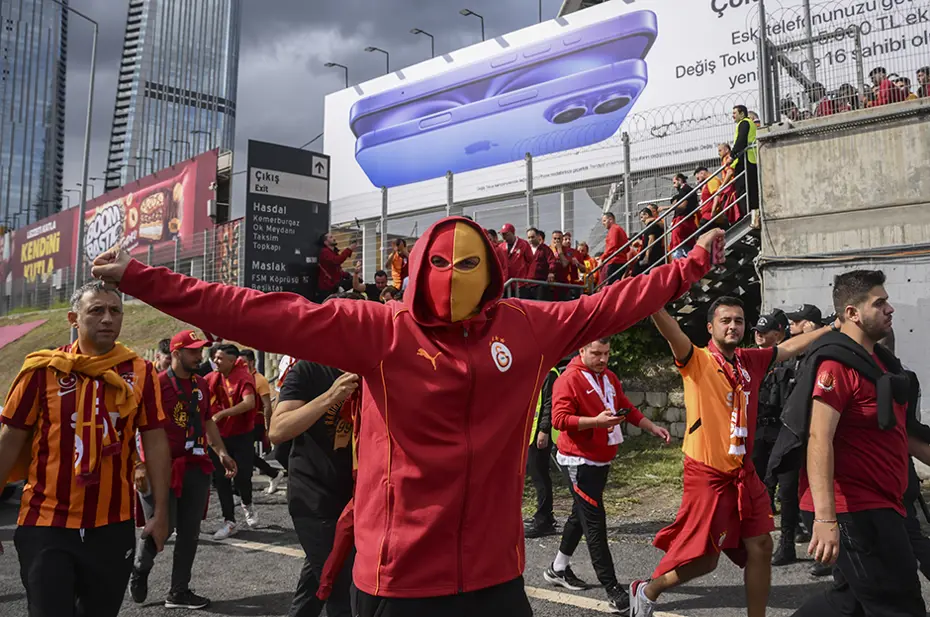 Galatasaray, Kadıköy'e 28 otobüsle gitti - 11 Galatasaray, Kadıköy'e 28 otobüsle gitti - 11