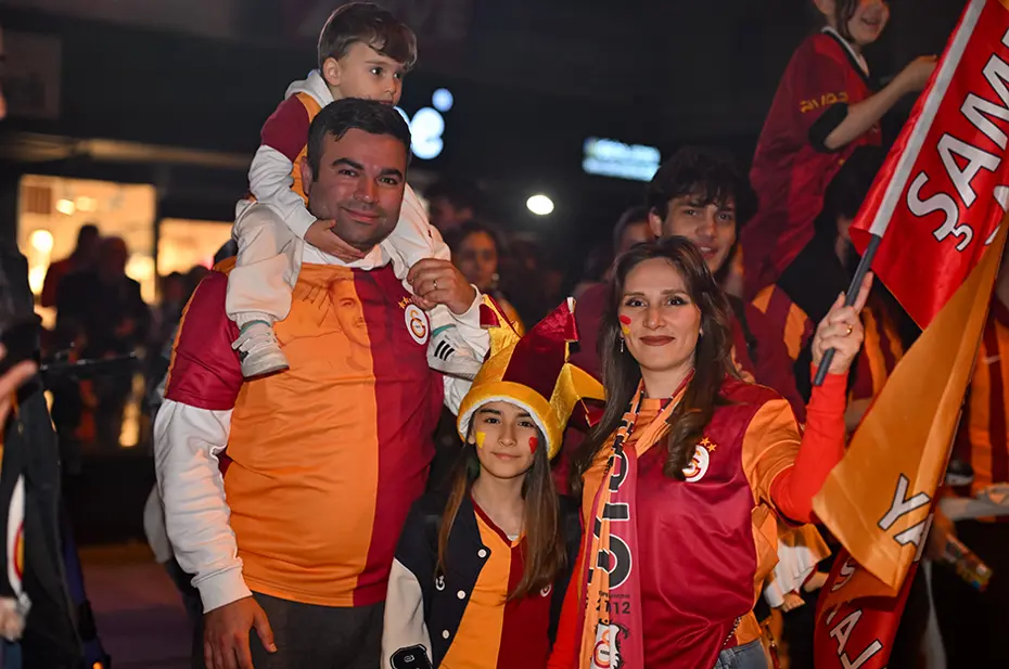 Galatasaraylı taraftarların şampiyonluk ve 5. yıldız kutlamalarından unutulmaz fotoğraflar - 26 Galatasaraylı taraftarların şampiyonluk ve 5. yıldız kutlamalarından unutulmaz fotoğraflar - 26