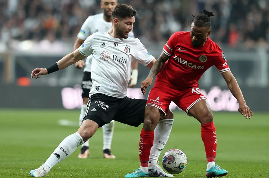 "Kimseye söylemeden, gizlice futbolu bırakmış gibi" - Spor yazarları Beşiktaş için ne dedi? - 3