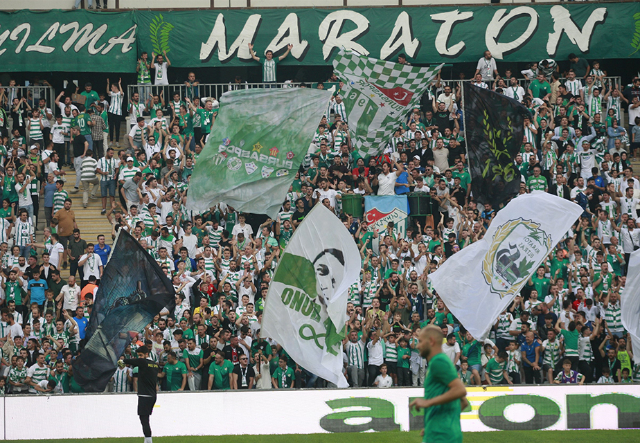 Bursaspor bir kez daha taraftar rekoru kırdı