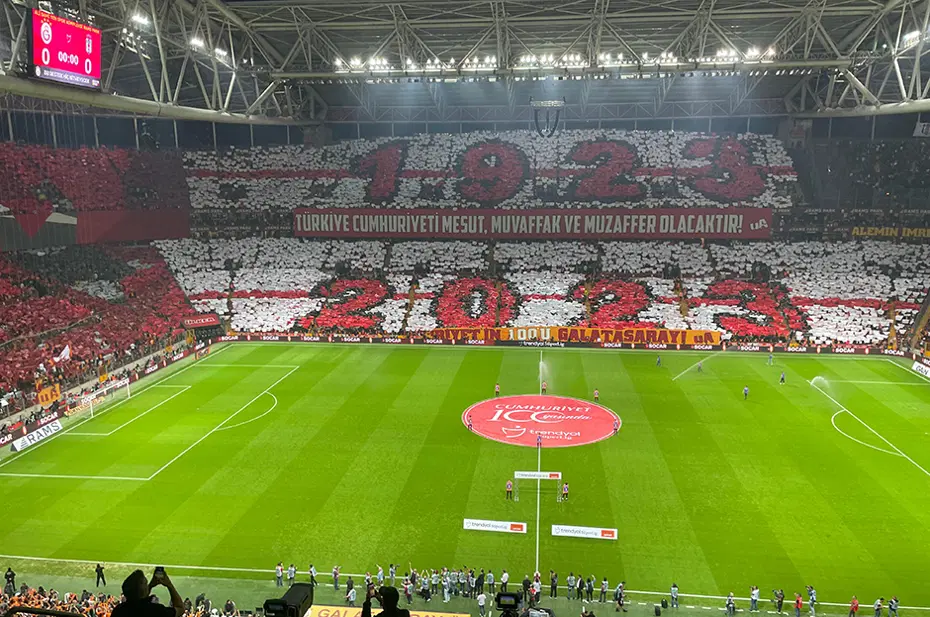 Galatasaray-Beşiktaş derbisinde Türkiye Cumhuriyeti’nin 100. yılına özel koreografi - 3