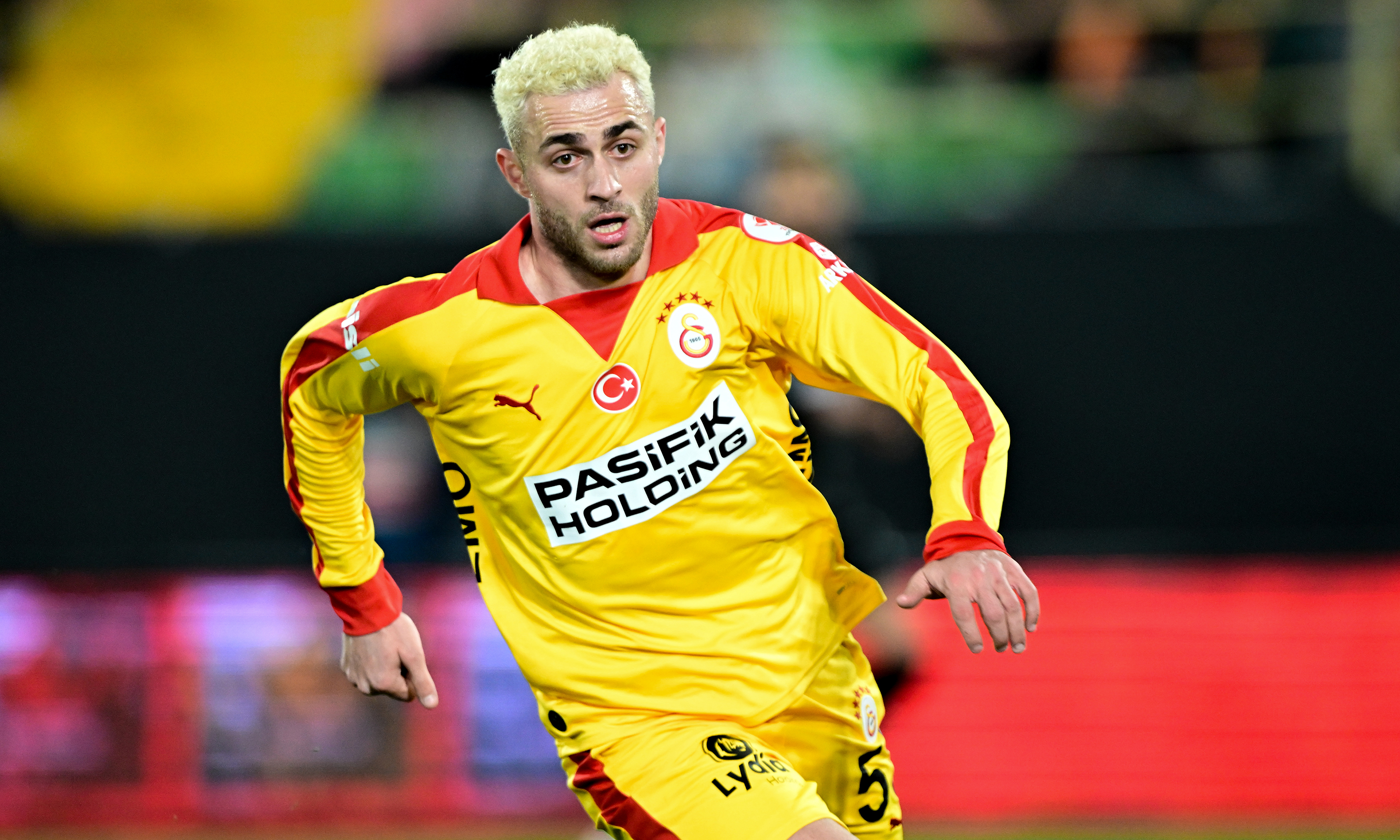 Barış Alper alev almış | Osman Şenher Galatasaray haftada iki gün oynuyor, hem de zor maçlar oynuyor. Şu Barış Alper’e bakıyorum, hakikaten alev almış. O Juventus maçlarında yaptıkları, Süper Lig maçlarındaki performansı... Dün gece kupa maçı olduğu halde bir futbolcu işini bu kadar mı ciddiye alır? Helal olsun, hem de milyon kere. İlk 10 dakika topu kaptı, rakibini geçti ve penaltı kazandırdı. Topa beyaz noktadan da kendisi vurup fileleri havalandırdı. Bir topu direkten döndü, bir topunda da kaleci yüzde yüzlük golü kurtardı. Demek ki bu çocuk Avrupa’da oynamayı kafasına koymuş. Şu an bir sürü de talipleri var. Hayırlısı olsun, her türlü övgüyü hak ediyor. (MİLLİYET)