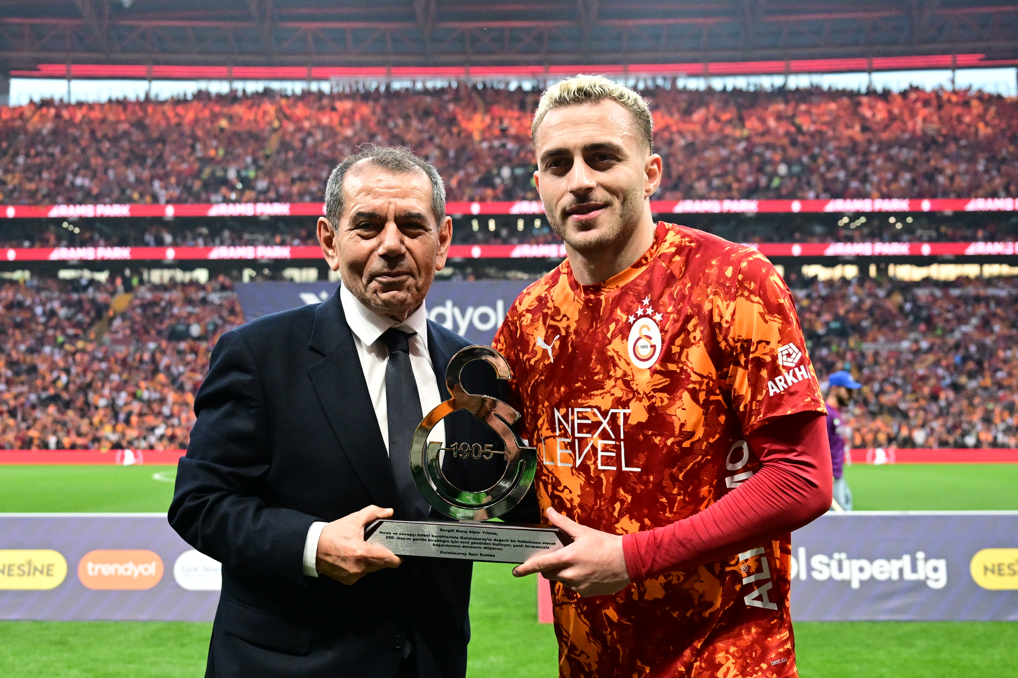 Fenerbahçe maçı öncesi Barış Alper Yılmaz'a plaket