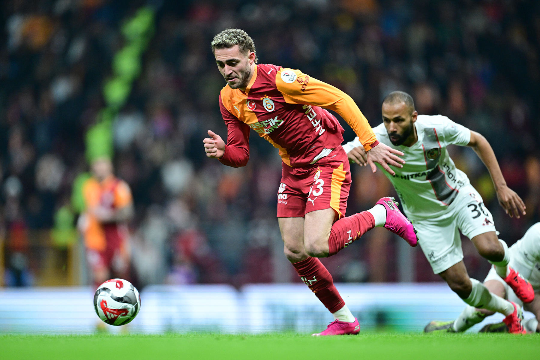 Galatasaray'ın, Şampiyonlar Ligi son 16 play-off turunda Juventus'u elediği eşleşmeye damgasını vuran Barış Alper Yılmaz, İtalyan takımlarının gözdesi haline geldi. Sabah gazetesinde yer alan habere göre; Devler Ligi'nde gösterdiği performansla değerini artıran Barış Alper Yılmaz'a Juventus dışında Inter ve Napoli de talip oldu.