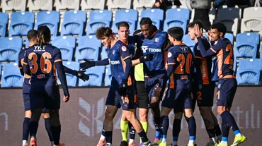 Başakşehir ilk galibiyetini 2 golle aldı
