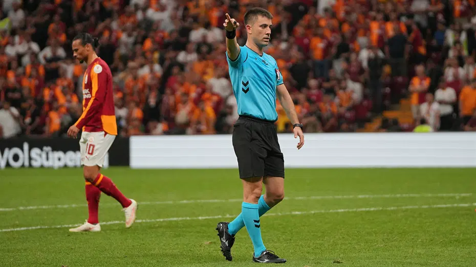 Torreira kırmızı kart görmeli miydi? Trio'dan Galatasaray maçının tartışmalı pozisyonuna son nokta - 3 Torreira kırmızı kart görmeli miydi? Trio'dan Galatasaray maçının tartışmalı pozisyonuna son nokta - 3