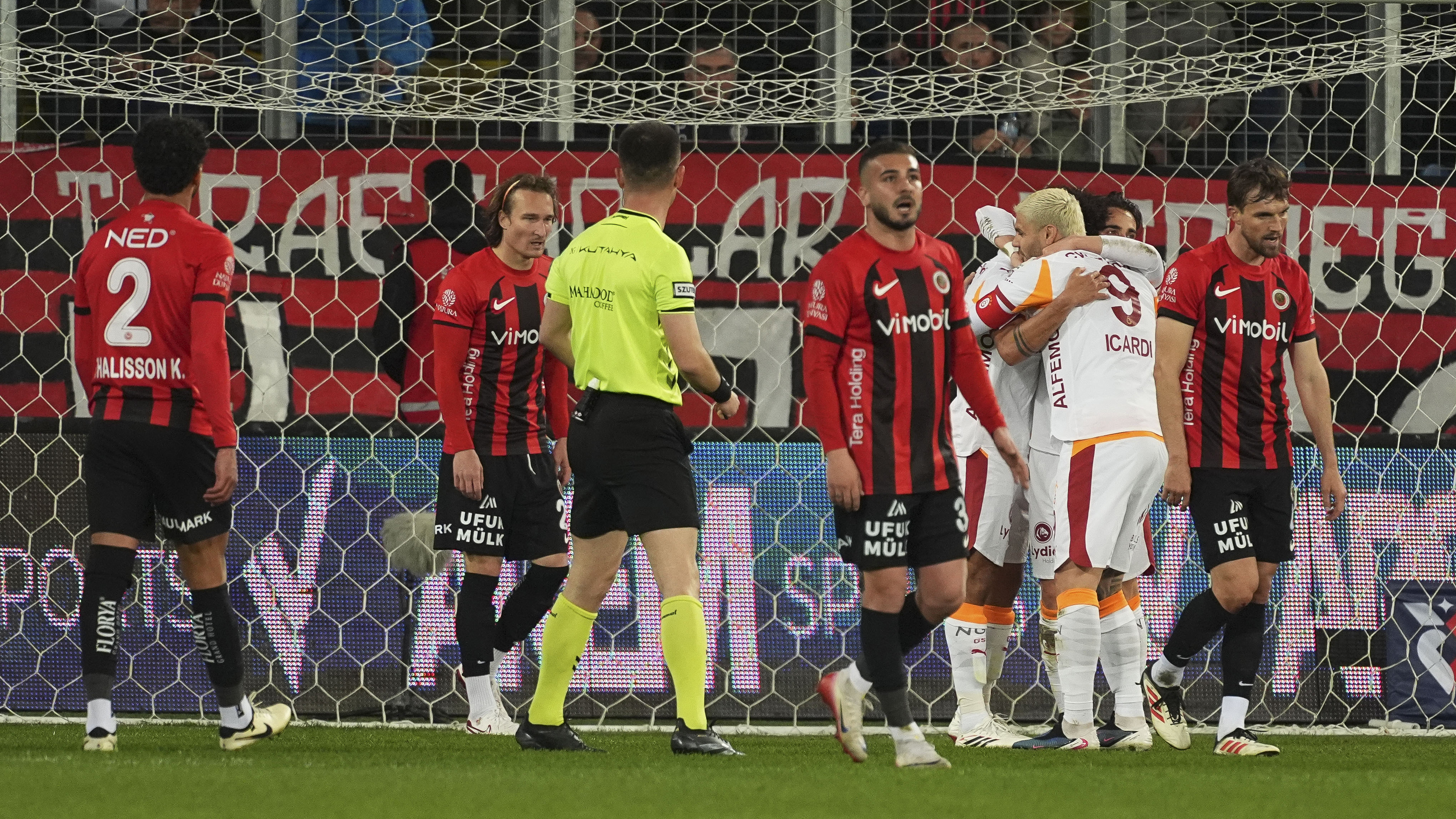 VAR kayıtları açıklandı: Galatasaray'ın 'ofsayt' gerekçesiyle iptal edilen golünde neler konuşuldu?