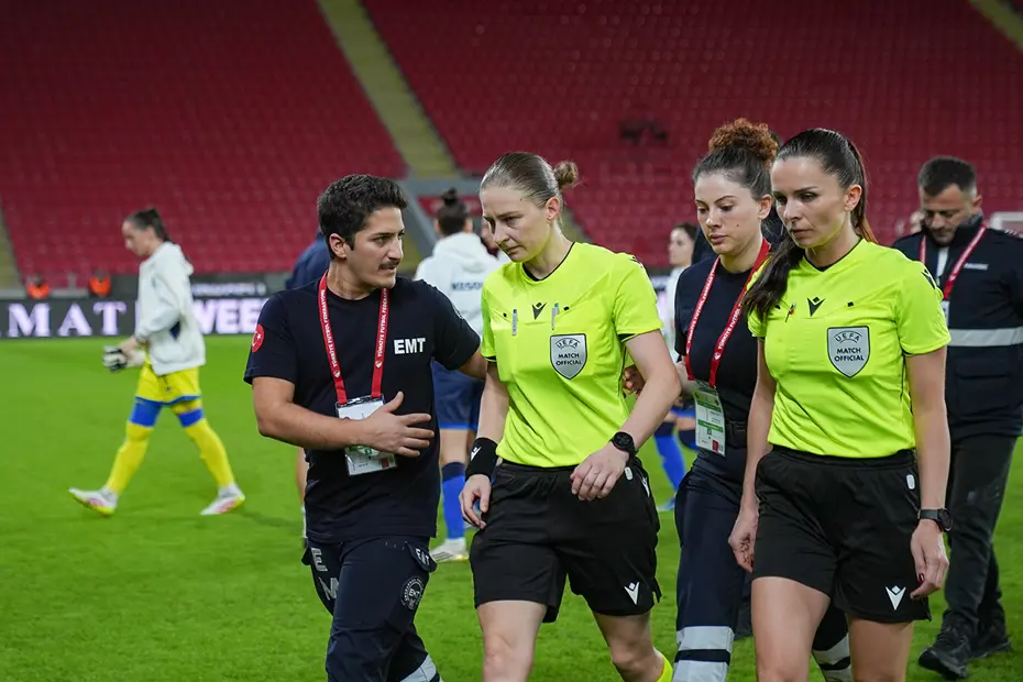 Türkiye-Kosova maçı öncesi hakem bayıldı, karşılaşma 15 dakika geç başladı - 2 Türkiye-Kosova maçı öncesi hakem bayıldı, karşılaşma 15 dakika geç başladı - 2