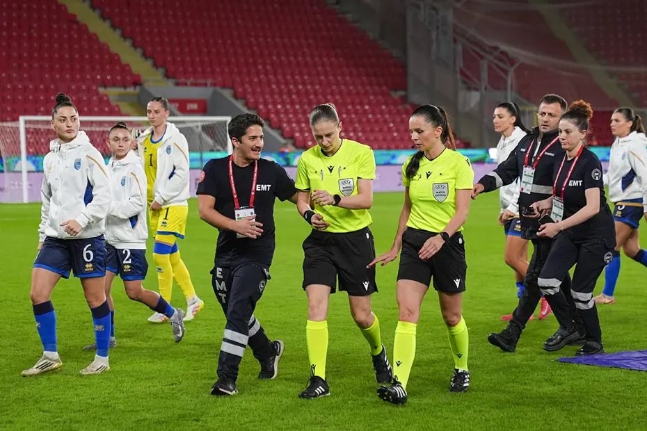 Türkiye-Kosova maçı öncesi hakem bayıldı, karşılaşma 15 dakika geç başladı - 4 Türkiye-Kosova maçı öncesi hakem bayıldı, karşılaşma 15 dakika geç başladı - 4