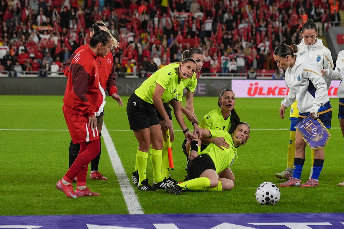 Türkiye-Kosova maçı öncesi hakem bayıldı, karşılaşma 15 dakika geç başladı