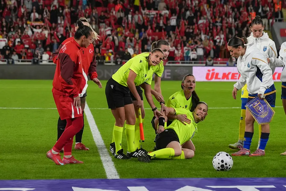 Türkiye-Kosova maçı öncesi hakem bayıldı, karşılaşma 15 dakika geç başladı - 6 Türkiye-Kosova maçı öncesi hakem bayıldı, karşılaşma 15 dakika geç başladı - 6