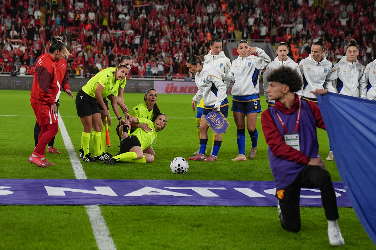 Türkiye-Kosova maçının hakemi seremonide bayıldı