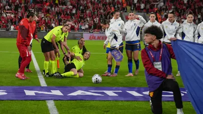 Türkiye-Kosova maçının hakemi seremonide bayıldı