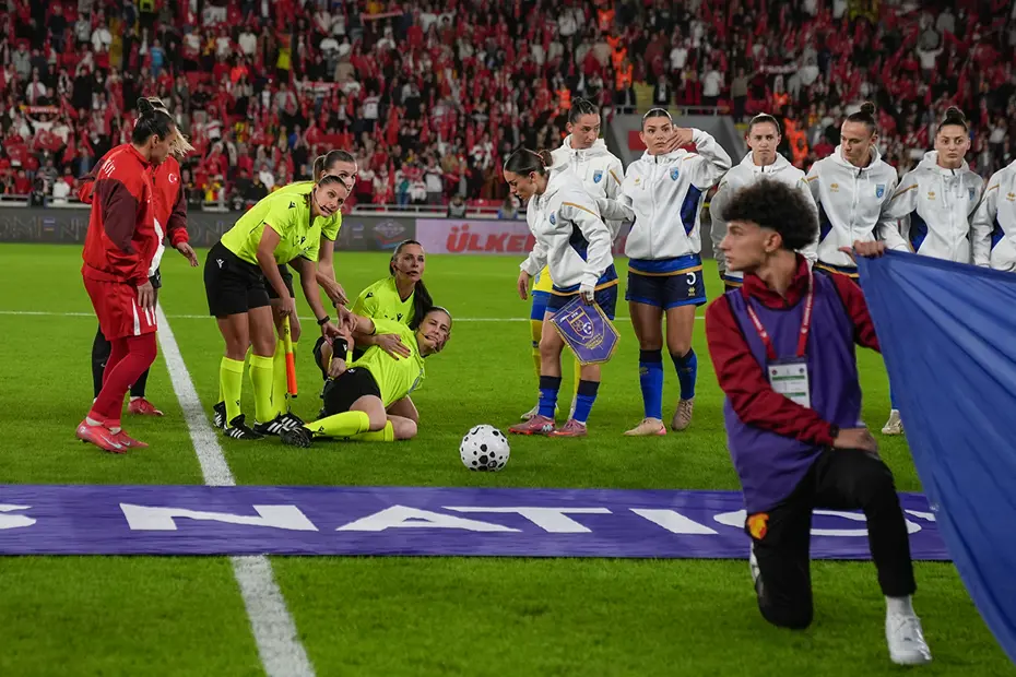 Türkiye-Kosova maçı öncesi hakem bayıldı, karşılaşma 15 dakika geç başladı - 5 Türkiye-Kosova maçı öncesi hakem bayıldı, karşılaşma 15 dakika geç başladı - 5